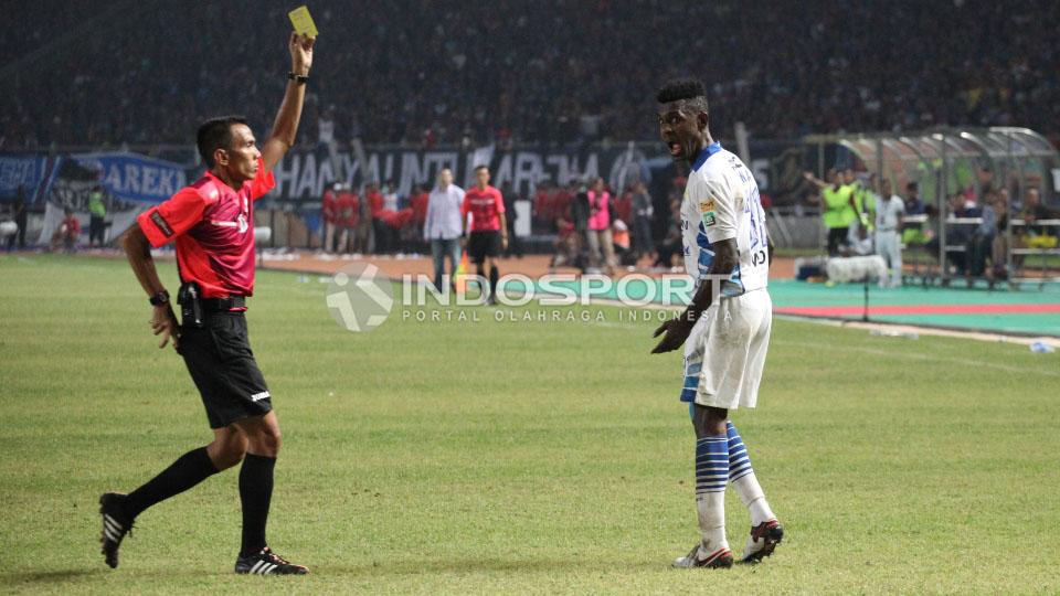 Ekspresi kekecewaan pemain Persib Bandung, Rudolf Yanto Basna (kanan) saat menerima kartu kuning kedua pada final Piala Bhayangkara di Stadion GBK, Minggu (03/04/16).